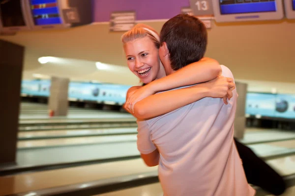 Gelukkige paar in de bowlingclub — Stockfoto