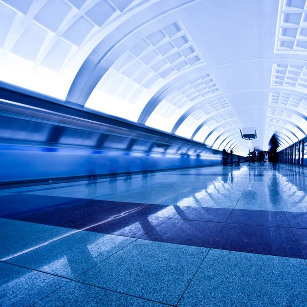 Trainen op ondergrondse platform — Stockfoto