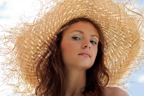 Lachende meisje in hoed — Stockfoto