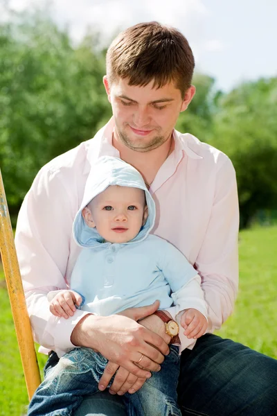 Otec a syn v parku — Stock fotografie