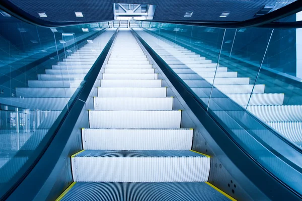 Escada rolante no corredor azul — Fotografia de Stock