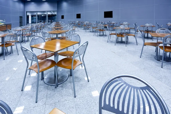 Tavoli e sedie nel caffè — Foto Stock
