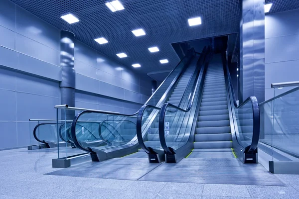 Два эскалатора в торговом центре — стоковое фото