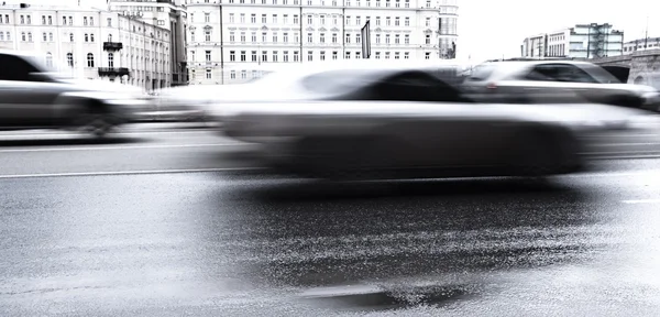Blurred cars on the road — Stock Photo, Image