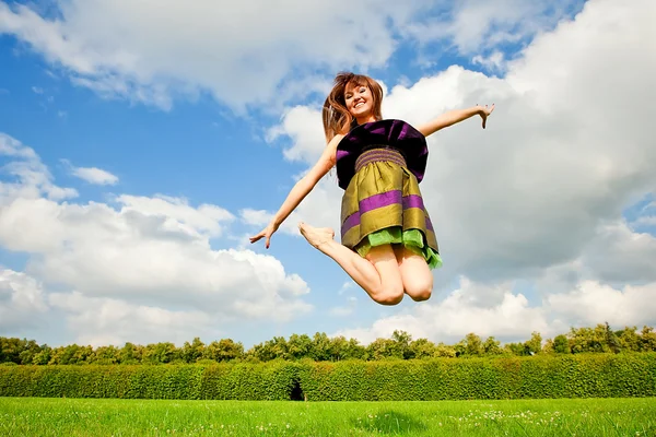 Красивая улыбающаяся девушка прыгает — стоковое фото