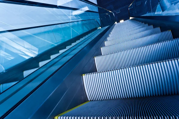 Ескалатор в синьому коридорі — стокове фото