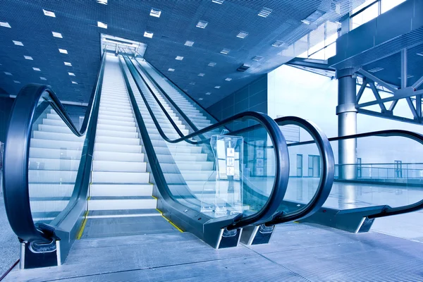 Eskalátor v modrý koridor — Stock fotografie