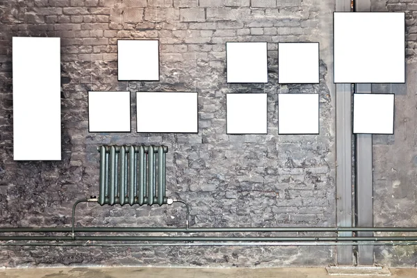 Prázdné rámečky na hnědé cihlová zeď — Stock fotografie