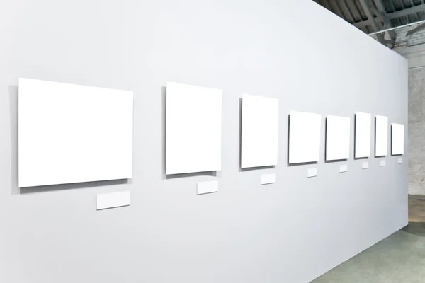 Oito banners grandes vazios brancos — Fotografia de Stock