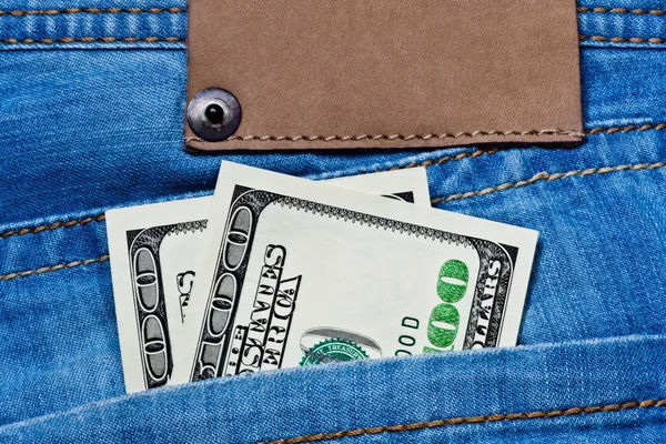 Kot pantolon cebinde dolarlık banknotlar ile — Stok fotoğraf
