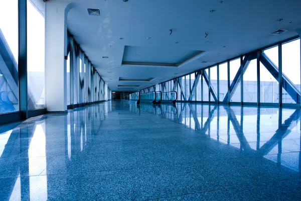 Escatador em corredor azul — Fotografia de Stock