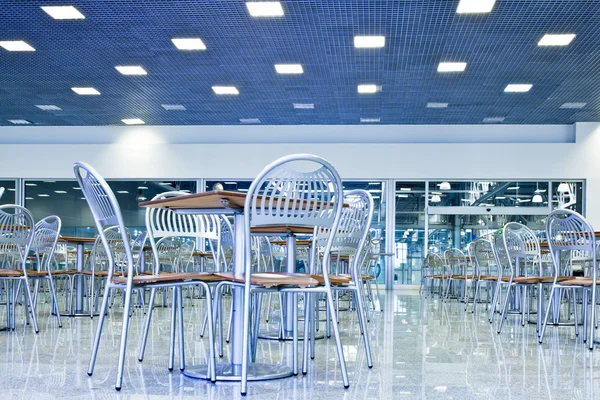 Tafels en stoelen in cafe — Stockfoto