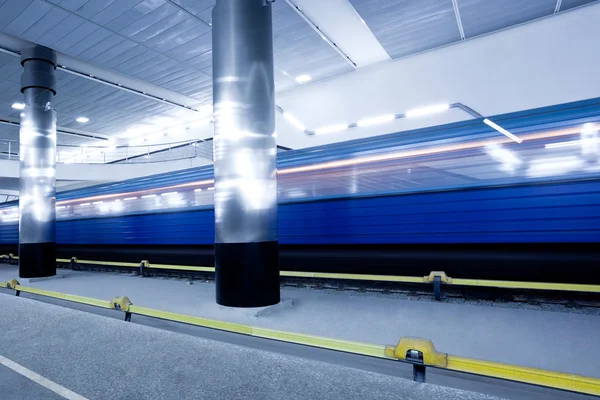 Tren en plataforma subterránea — Foto de Stock