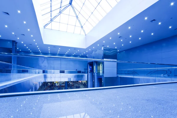 Leeres Bürozentrum in Blau — Stockfoto
