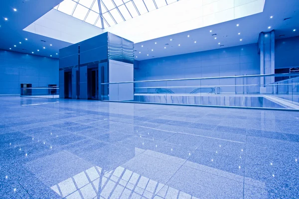 Centro de escritório vazio em azul — Fotografia de Stock