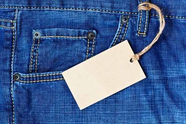 Tasca jeans con etichetta bianca — Foto Stock