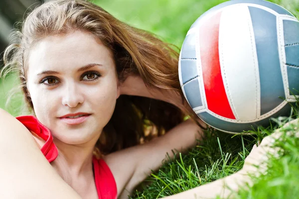 Aantrekkelijk meisje lag op gras — Stockfoto
