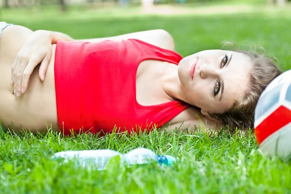 Atraktivní dívka ležela na trávě — Stock fotografie