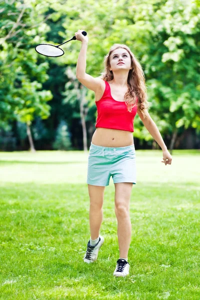 Menina em badminton jogo vermelho — Fotografia de Stock