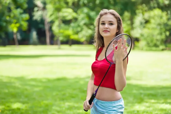 Meisje in rood met badminton raket — Stockfoto