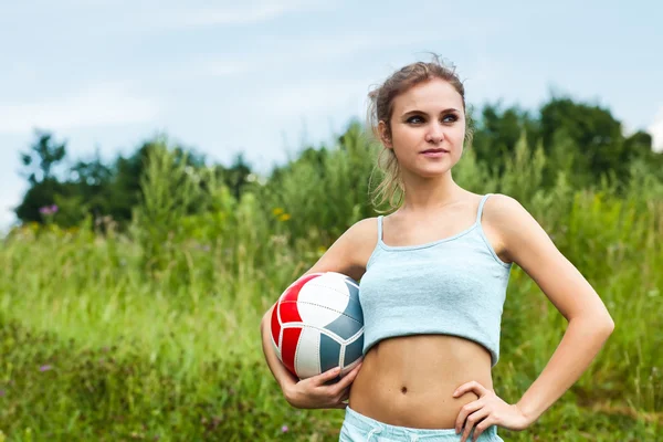 Привлекательная девушка с волейболом — стоковое фото