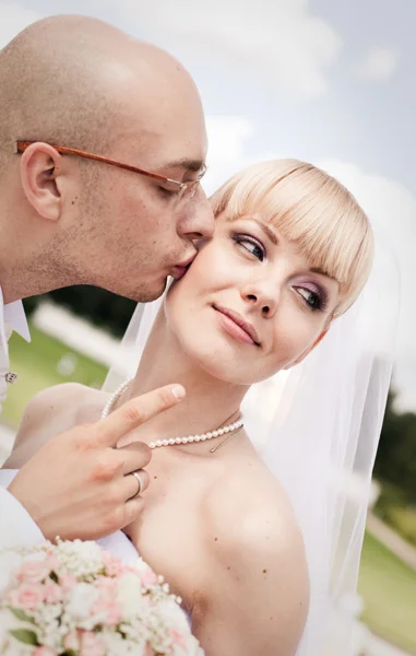 Glada unga par bruden och brudgummen — Stockfoto