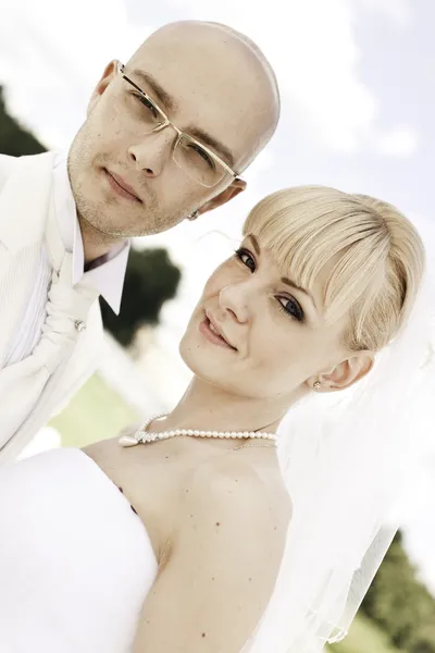 Jovem casal feliz de noiva e noivo — Fotografia de Stock