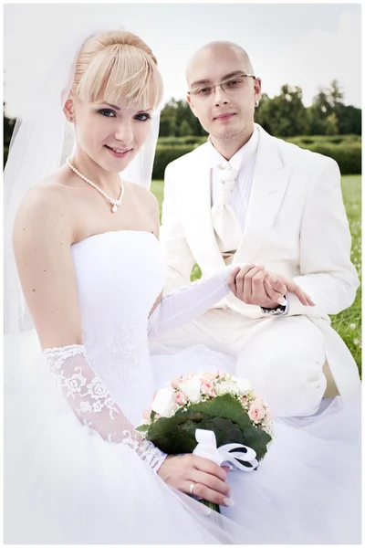 Gelukkige jonge paar van bruid en bruidegom — Stockfoto
