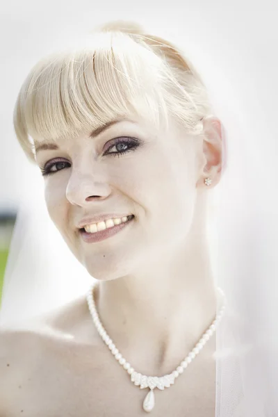 Portré, fiatal mosolygó menyasszony — Stock Fotó