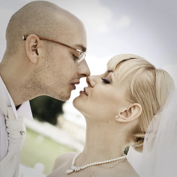 Happy young couple of bride and groom kissing — Stock Photo, Image