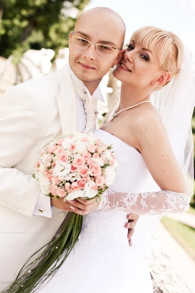 신부 및 신랑의 행복 한 젊은 커플 — 스톡 사진