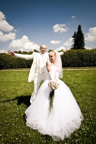Happy νεαρό ζευγάρι της νύφης και του γαμπρού — Φωτογραφία Αρχείου