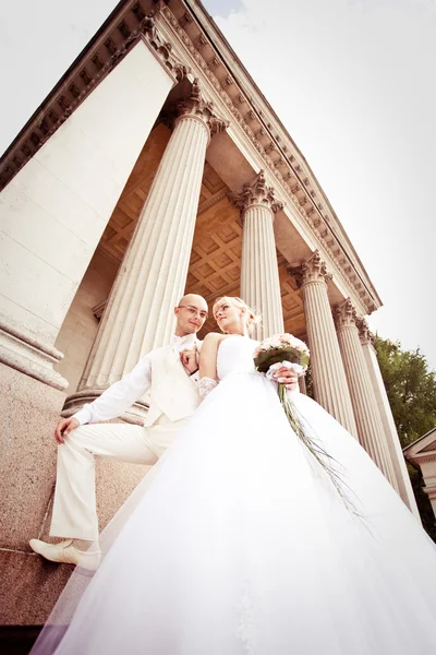 Jovem casal feliz de noiva e noivo — Fotografia de Stock