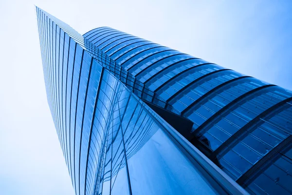 Сучасна абстрактна хмарочосна вежа — стокове фото