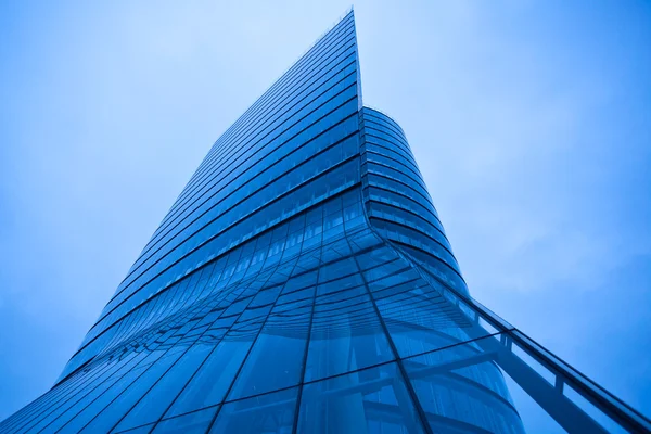 Сучасна абстрактна хмарочосна вежа — стокове фото