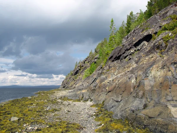 Granit kaya beyaz deniz kıyısında — Stok fotoğraf