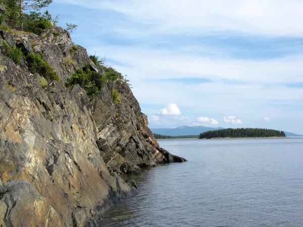 白い海の海岸の花崗岩の岩 — ストック写真