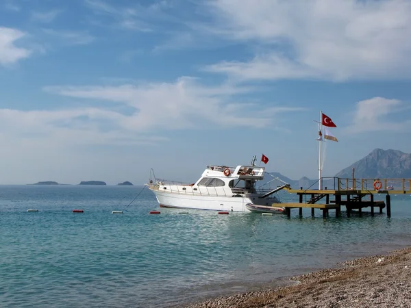 Barco branco amarração no mar — Fotografia de Stock
