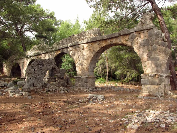 Oude aquaduct in phaselis, Turkije — Stockfoto