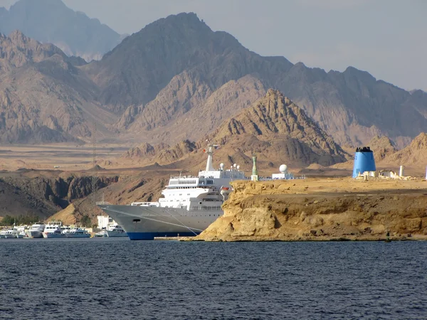 Weißes Kreuzfahrtschiff in der Bucht, Ägypten — Stockfoto