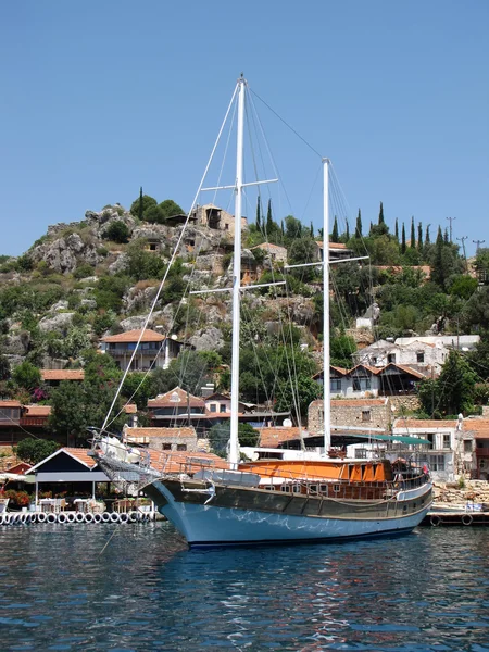 O iate ancorado em Kekova, Turquia — Fotografia de Stock