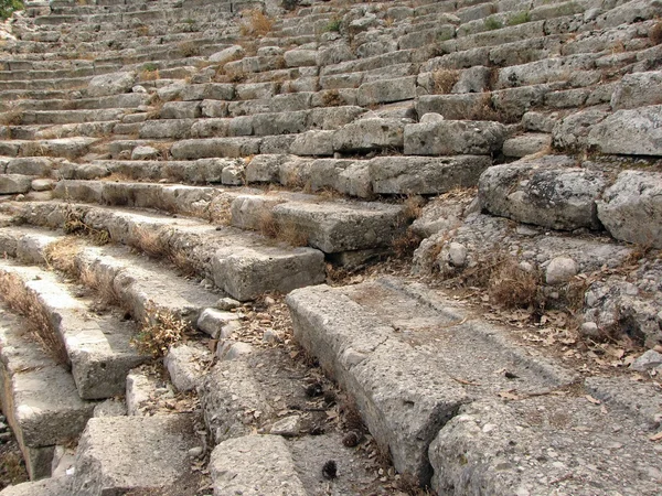 Kroky starověký amfiteátr v phaselis, Turecko — Stock fotografie