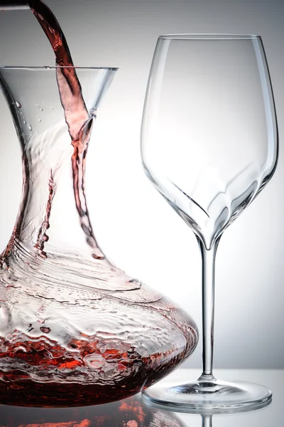 Verter vino en el decantador — Foto de Stock