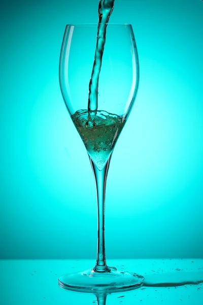 Наливание шампанского — стоковое фото