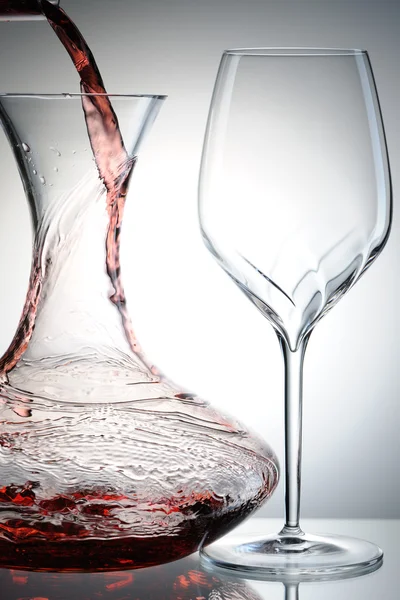 A decanter szakadó bor쏟아지는 와인 디 켄 터에 — Stock Fotó