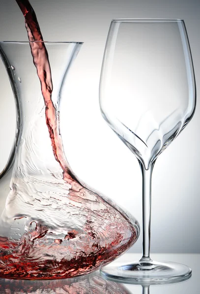 Despejar vinho em decantador — Fotografia de Stock