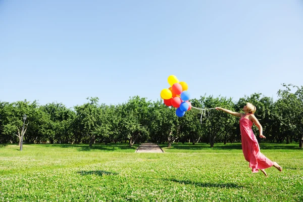Flyga med ballonger — Stockfoto