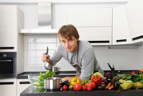 Людина в кухні — стокове фото