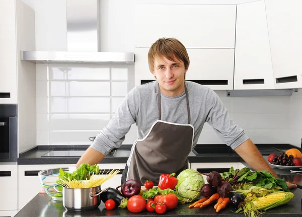 Mann in der Küche — Stockfoto
