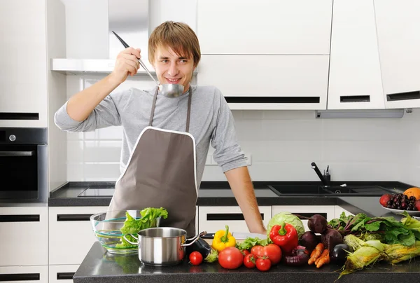 Muž v kuchyni — Stock fotografie